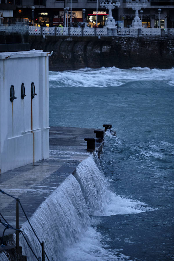 Donostia y Zarautz han tomado medidas este martes ante el aviso amarillo por olas en la costa. El Paseo Nuevo de San Sebastián ha quedado cerrado y en el Malecón zarauztarra los comerciantes han comenzado a 'blindar' sus establecimientos.