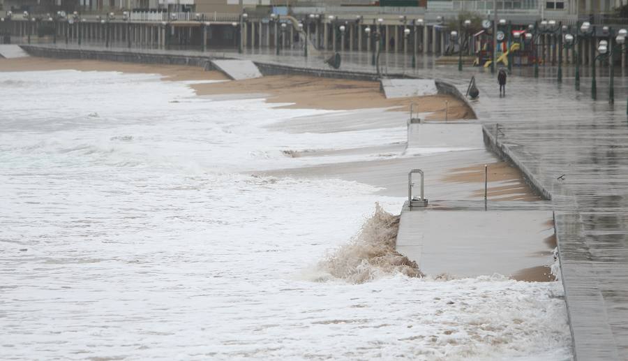 Donostia y Zarautz han tomado medidas este martes ante el aviso amarillo por olas en la costa. El Paseo Nuevo de San Sebastián ha quedado cerrado y en el Malecón zarauztarra los comerciantes han comenzado a 'blindar' sus establecimientos.