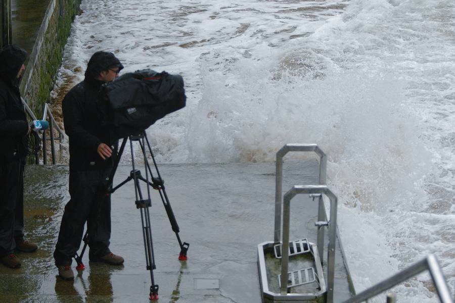 Donostia y Zarautz han tomado medidas este martes ante el aviso amarillo por olas en la costa. El Paseo Nuevo de San Sebastián ha quedado cerrado y en el Malecón zarauztarra los comerciantes han comenzado a 'blindar' sus establecimientos.