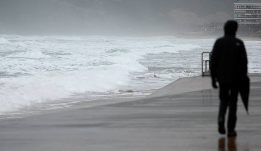 Donostia y Zarautz han tomado medidas este martes ante el aviso amarillo por olas en la costa. El Paseo Nuevo de San Sebastián ha quedado cerrado y en el Malecón zarauztarra los comerciantes han comenzado a 'blindar' sus establecimientos.