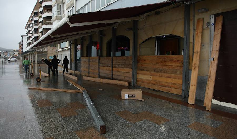 Donostia y Zarautz han tomado medidas este martes ante el aviso amarillo por olas en la costa. El Paseo Nuevo de San Sebastián ha quedado cerrado y en el Malecón zarauztarra los comerciantes han comenzado a 'blindar' sus establecimientos.