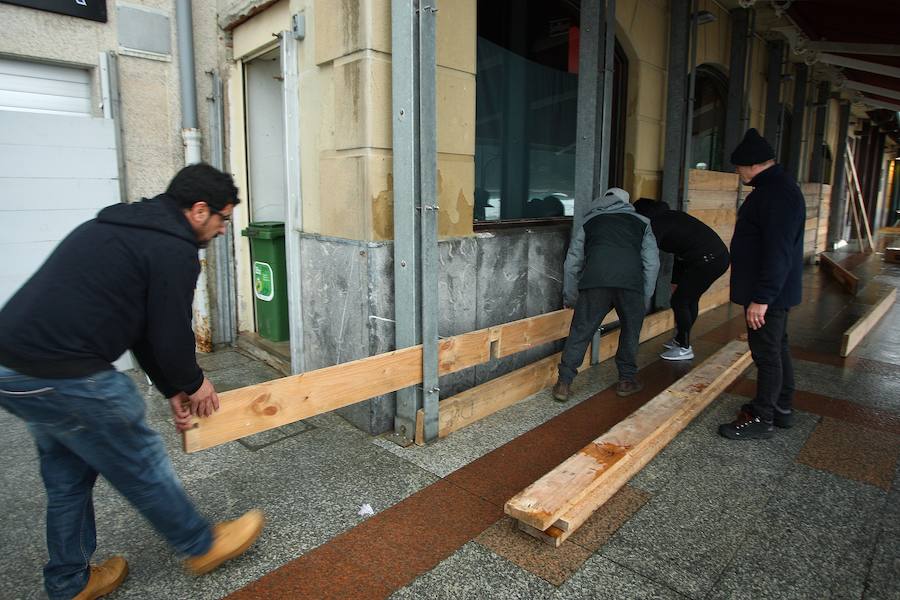 Donostia y Zarautz han tomado medidas este martes ante el aviso amarillo por olas en la costa. El Paseo Nuevo de San Sebastián ha quedado cerrado y en el Malecón zarauztarra los comerciantes han comenzado a 'blindar' sus establecimientos.
