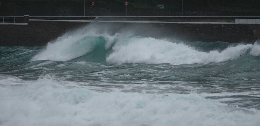Donostia y Zarautz han tomado medidas este martes ante el aviso amarillo por olas en la costa. El Paseo Nuevo de San Sebastián ha quedado cerrado y en el Malecón zarauztarra los comerciantes han comenzado a 'blindar' sus establecimientos.
