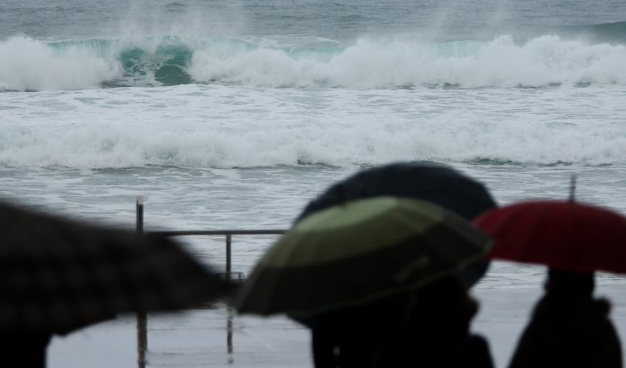 Donostia y Zarautz han tomado medidas este martes ante el aviso amarillo por olas en la costa. El Paseo Nuevo de San Sebastián ha quedado cerrado y en el Malecón zarauztarra los comerciantes han comenzado a 'blindar' sus establecimientos.