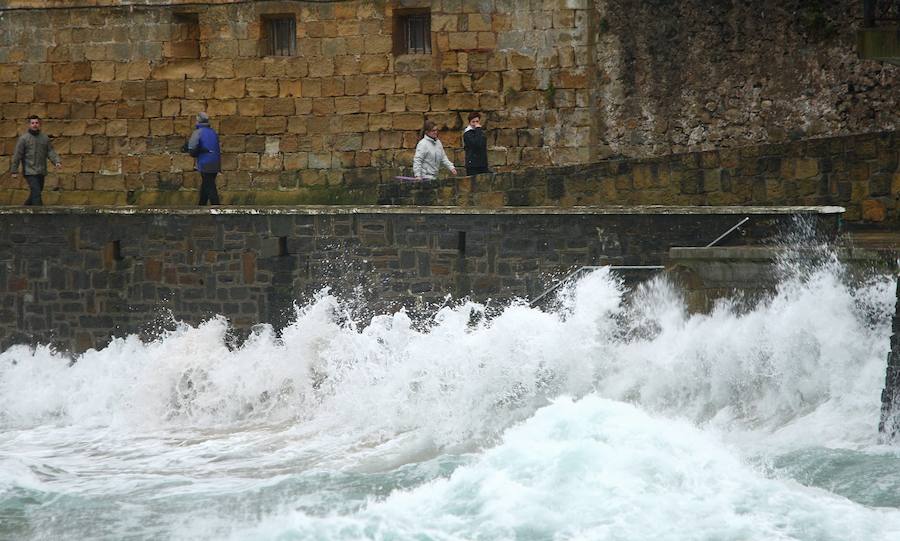 Donostia y Zarautz han tomado medidas este martes ante el aviso amarillo por olas en la costa. El Paseo Nuevo de San Sebastián ha quedado cerrado y en el Malecón zarauztarra los comerciantes han comenzado a 'blindar' sus establecimientos.