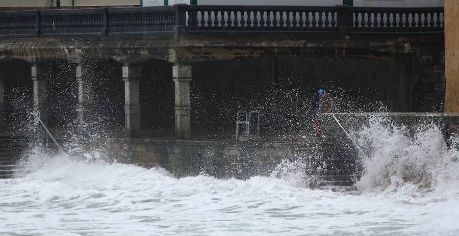 Donostia y Zarautz han tomado medidas este martes ante el aviso amarillo por olas en la costa. El Paseo Nuevo de San Sebastián ha quedado cerrado y en el Malecón zarauztarra los comerciantes han comenzado a 'blindar' sus establecimientos.