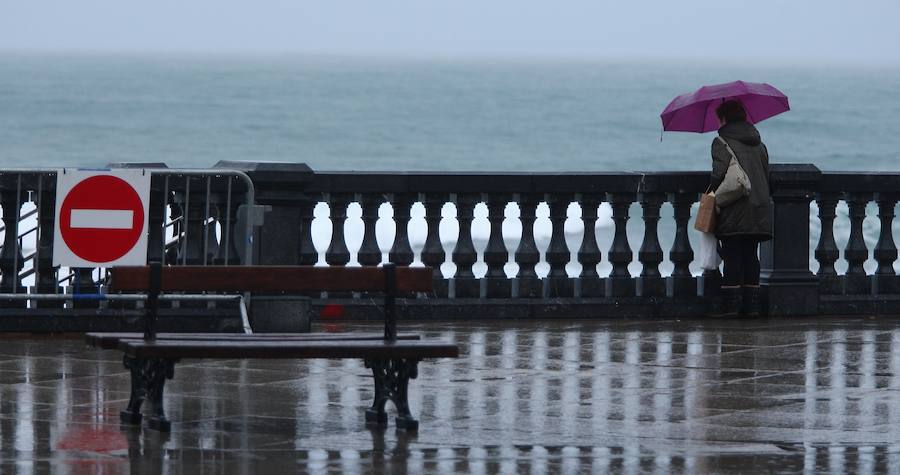 Donostia y Zarautz han tomado medidas este martes ante el aviso amarillo por olas en la costa. El Paseo Nuevo de San Sebastián ha quedado cerrado y en el Malecón zarauztarra los comerciantes han comenzado a 'blindar' sus establecimientos.