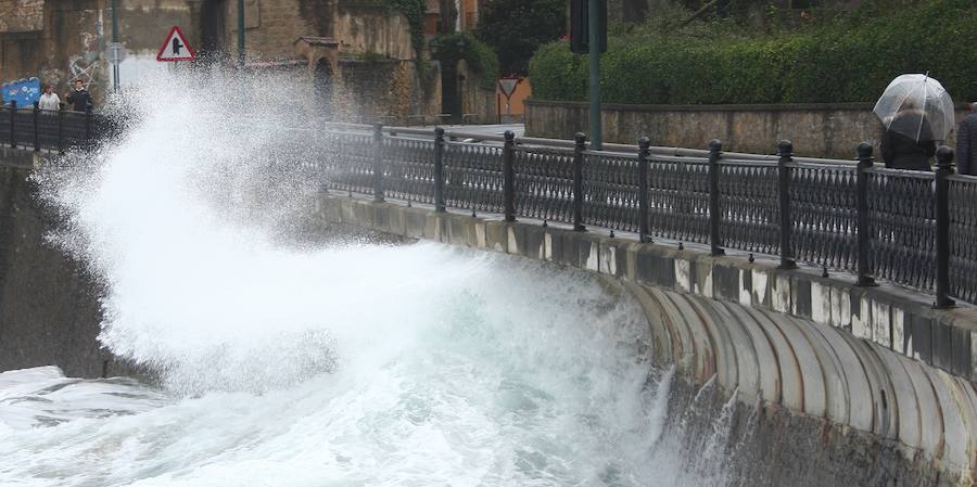 Donostia y Zarautz han tomado medidas este martes ante el aviso amarillo por olas en la costa. El Paseo Nuevo de San Sebastián ha quedado cerrado y en el Malecón zarauztarra los comerciantes han comenzado a 'blindar' sus establecimientos.