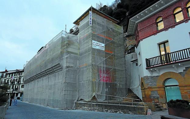 Los andamios recubrirán la fachada del Museo Naval hasta la finalización de los trabajos en primavera.