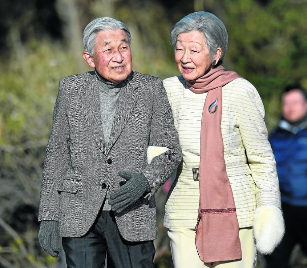 El emperador Akihito y su esposa, Michiko, pasean por la playa próxima a la Villa Imperial de Hayama. 