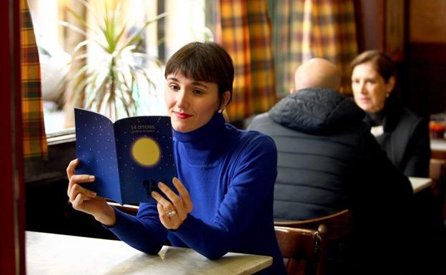 Leyendo '14amores' un viernes en el Tánger. Alexandra, escritora e ilustradora, con su libro que tiene la web propia 14-14-14.com. 