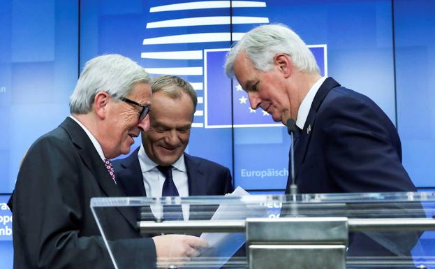 Jean-Claude Juncker, Donald Tusk y Michel Barnier tras la votación en Bruselas, el 25 noviembre, del Acuerdo de Salida.