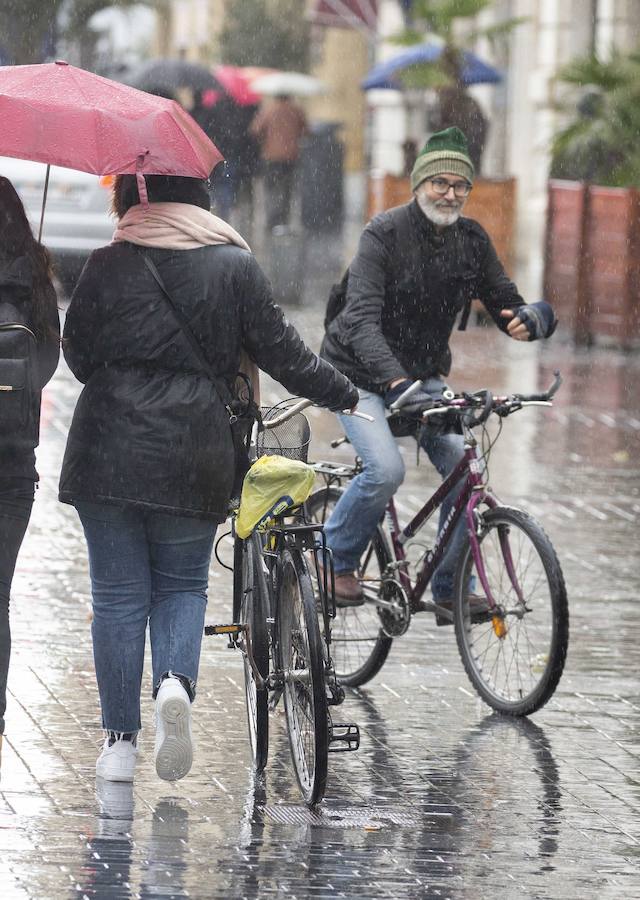 La nieve ha llegado a los montes de Gipuzkoa y ya complica la circulación en varios puntos del territorio, como en Pagozelai. Los camiones con sal ya están operativos. También ha hecho presencia en las campas de Urbia. La lluvia ha sido la protagonista, asimismo, del mal tiempo este martes.