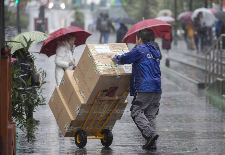 La nieve ha llegado a los montes de Gipuzkoa y ya complica la circulación en varios puntos del territorio, como en Pagozelai. Los camiones con sal ya están operativos. También ha hecho presencia en las campas de Urbia. La lluvia ha sido la protagonista, asimismo, del mal tiempo este martes.