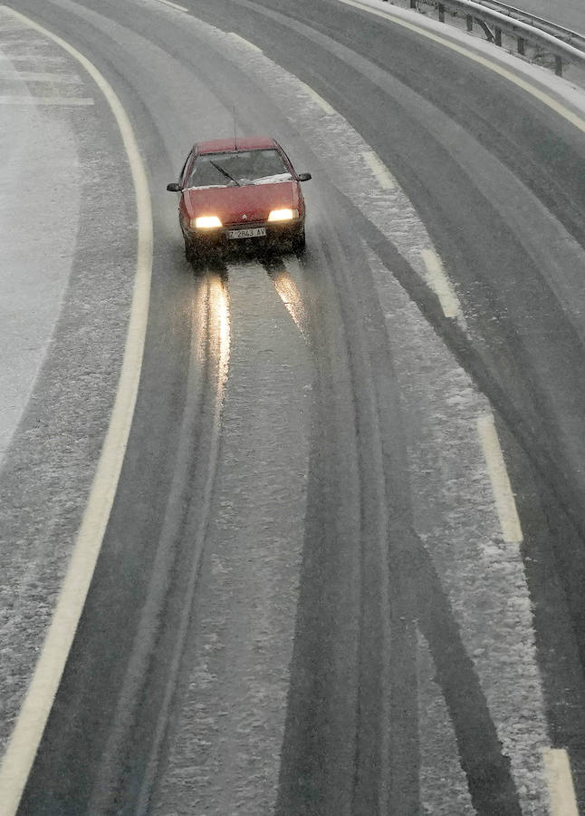 La nieve ha llegado a los montes de Gipuzkoa y ya complica la circulación en varios puntos del territorio, como en Pagozelai. Los camiones con sal ya están operativos. También ha hecho presencia en las campas de Urbia. La lluvia ha sido la protagonista, asimismo, del mal tiempo este martes.