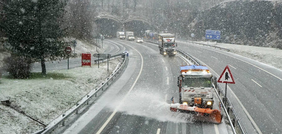 La nieve ha llegado a los montes de Gipuzkoa y ya complica la circulación en varios puntos del territorio, como en Pagozelai. Los camiones con sal ya están operativos. También ha hecho presencia en las campas de Urbia. La lluvia ha sido la protagonista, asimismo, del mal tiempo este martes.