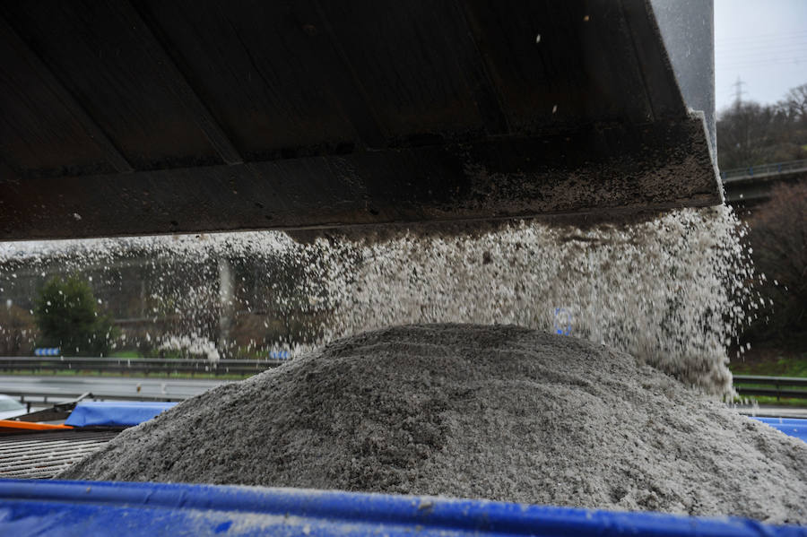 La nieve ha llegado a los montes de Gipuzkoa y ya complica la circulación en varios puntos del territorio, como en Pagozelai. Los camiones con sal ya están operativos. También ha hecho presencia en las campas de Urbia. La lluvia ha sido la protagonista, asimismo, del mal tiempo este martes.