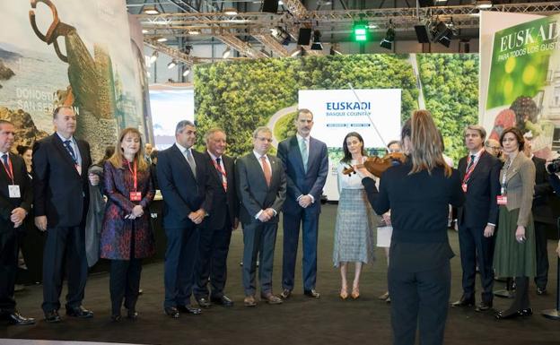 Imagen principal - Los Reyes han visitado el stand de Euskadi en Fitur