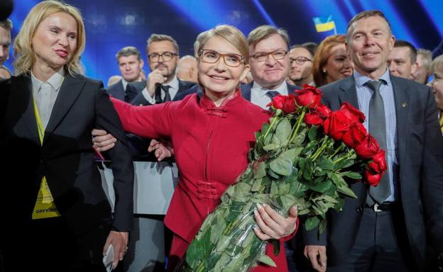 Julia Timoshenko, sin su característica trenza y con gafas, hizo oficial ayer su candidatura a la presidencia.