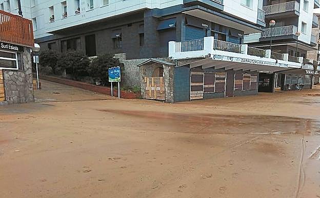 La arena cubre el malecón de Zarautz