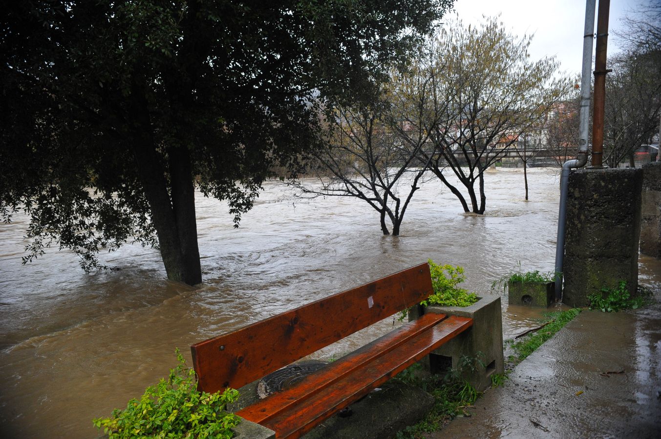 En Andoain el agua se ha salido de su cauce y ha provocado alguna pequeña inundación en el momento de la pleamar