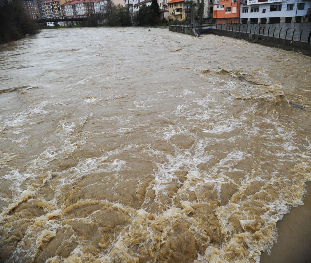 En Andoain el agua se ha salido de su cauce y ha provocado alguna pequeña inundación en el momento de la pleamar