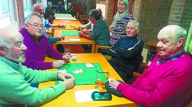 Socios de Buztintegi inmersos en los campeonatos locales de mesa con animado ambiente, ayer por la tarde, en el Centro Social. 