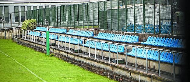 Los asientos llegados de Anoeta se han colocado en la grada que da a la pista de atletismo. 