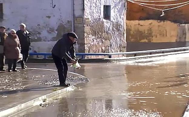 Recogen peces a mano en plena calle en Miranda de Ebro por el desbordamiento del río