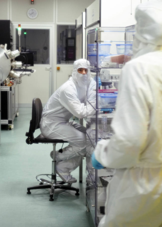 El centro de investigación Nanogune de San Sebastián cumple diez años consolidado como un referente en nanociencia. Por sus laboratorios de Donostia han pasado 600 investigadores de todo el mundo en una década.