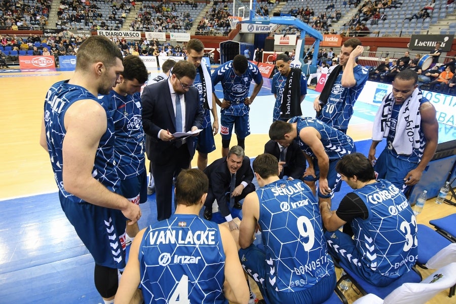 Fisac ha puesto a toda su artillería en pista: McCalebb, Seibutis, Okoye, Radovic y Fran Vázquez con la intención de mandar desde el inicio en el luminoso. 