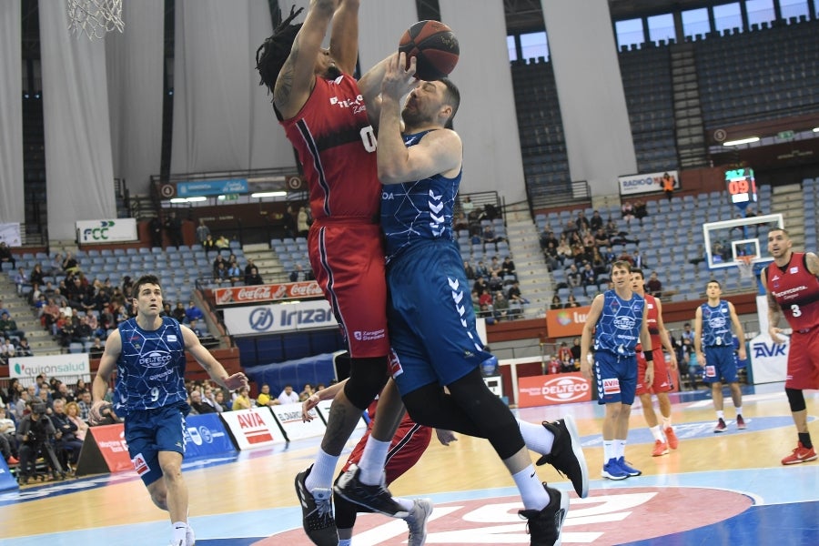 Fisac ha puesto a toda su artillería en pista: McCalebb, Seibutis, Okoye, Radovic y Fran Vázquez con la intención de mandar desde el inicio en el luminoso. 