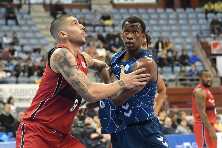 Fisac ha puesto a toda su artillería en pista: McCalebb, Seibutis, Okoye, Radovic y Fran Vázquez con la intención de mandar desde el inicio en el luminoso. 