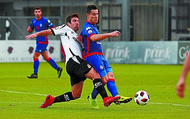 Ekhi lucha por un balón con el exunionista Martins en el partido de la semana pasada. 