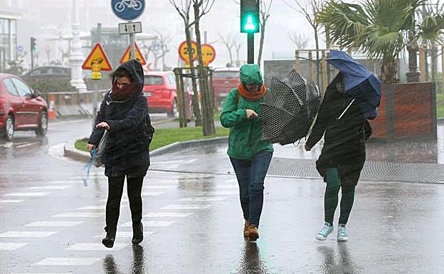 El viento y lluvia azotan Donostia este domingo. 