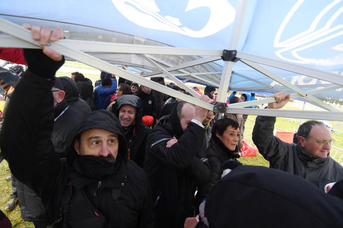 Fotos: El público del cross de San Sebastián desafía al viento y la lluvia