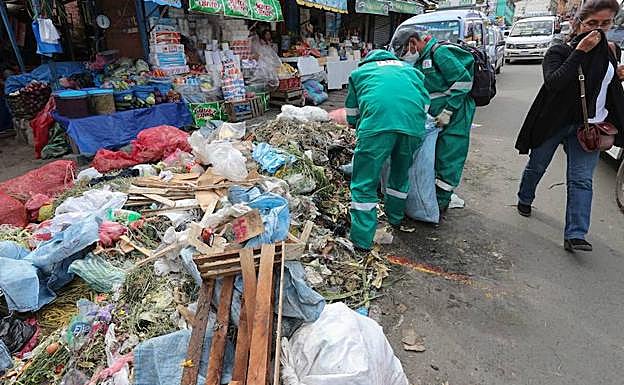 La basura se acumula en una calle de La Paz. 