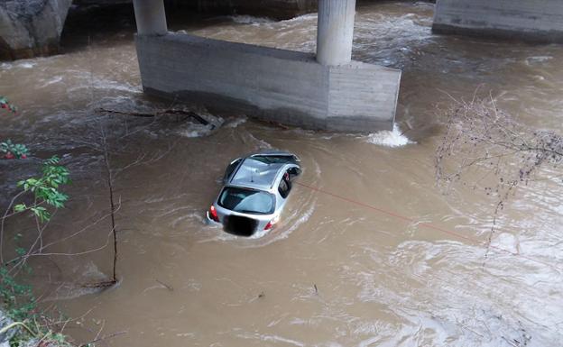 El coche accidentado en las aguas del río Oria. 
