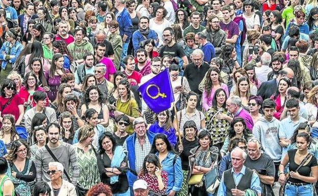 Concentración en Vitoria por el asesinato de Mari José Bejarano y de su madre, Florentina. 