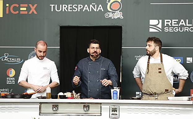 El chef Jesus Segura (centro).