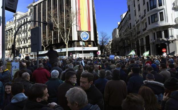 Taxistas en la madrileña calle Génova, sede del PP.