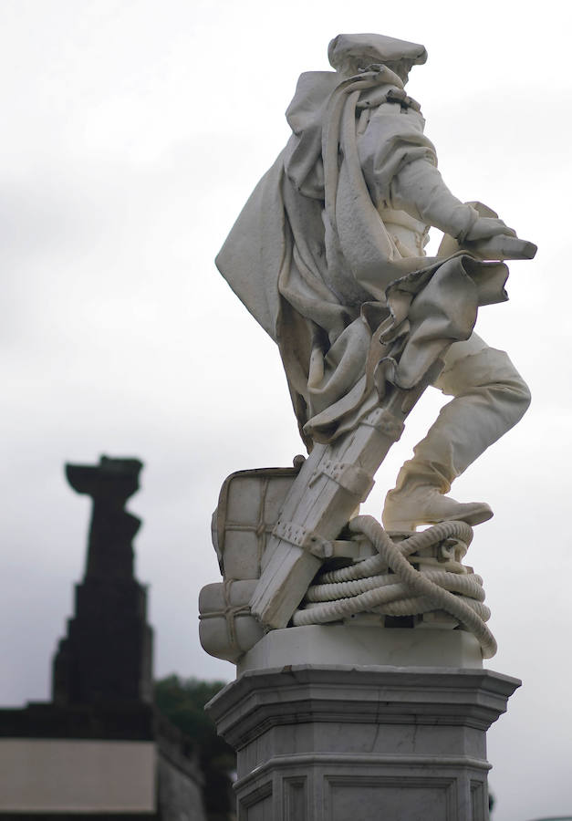 El Ministerio de Defensa tiene intención de erigir una estatua en memoria de Juan Sebastián Elcano en el centro de Madrid. El monumento está vinculado con los actos del quinto centenario de la expedición que dio la primera vuelta al mundo. Será la segunda efigie que recuerde al marino de Getaria fuera del territorio guipuzcoan. El primero está en Sevilla.