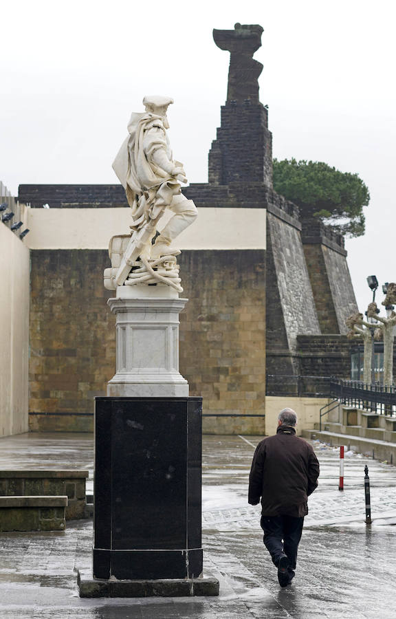 El Ministerio de Defensa tiene intención de erigir una estatua en memoria de Juan Sebastián Elcano en el centro de Madrid. El monumento está vinculado con los actos del quinto centenario de la expedición que dio la primera vuelta al mundo. Será la segunda efigie que recuerde al marino de Getaria fuera del territorio guipuzcoan. El primero está en Sevilla.