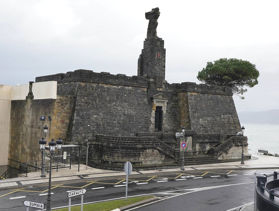 El Ministerio de Defensa tiene intención de erigir una estatua en memoria de Juan Sebastián Elcano en el centro de Madrid. El monumento está vinculado con los actos del quinto centenario de la expedición que dio la primera vuelta al mundo. Será la segunda efigie que recuerde al marino de Getaria fuera del territorio guipuzcoan. El primero está en Sevilla.