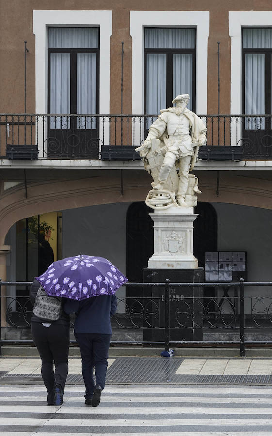 El Ministerio de Defensa tiene intención de erigir una estatua en memoria de Juan Sebastián Elcano en el centro de Madrid. El monumento está vinculado con los actos del quinto centenario de la expedición que dio la primera vuelta al mundo. Será la segunda efigie que recuerde al marino de Getaria fuera del territorio guipuzcoan. El primero está en Sevilla.