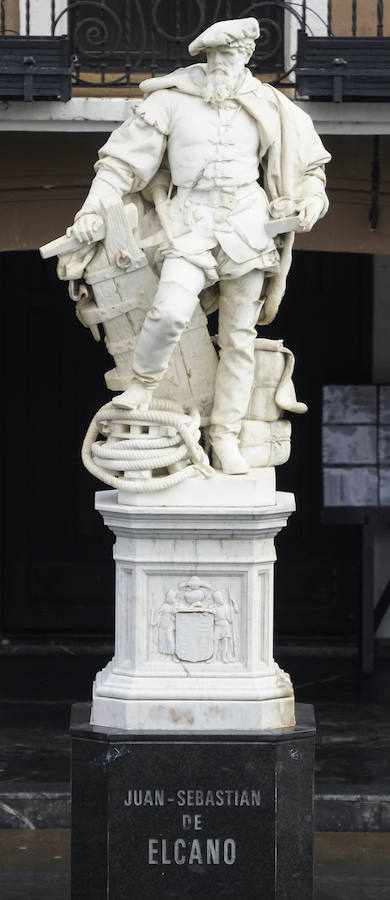 El Ministerio de Defensa tiene intención de erigir una estatua en memoria de Juan Sebastián Elcano en el centro de Madrid. El monumento está vinculado con los actos del quinto centenario de la expedición que dio la primera vuelta al mundo. Será la segunda efigie que recuerde al marino de Getaria fuera del territorio guipuzcoan. El primero está en Sevilla.