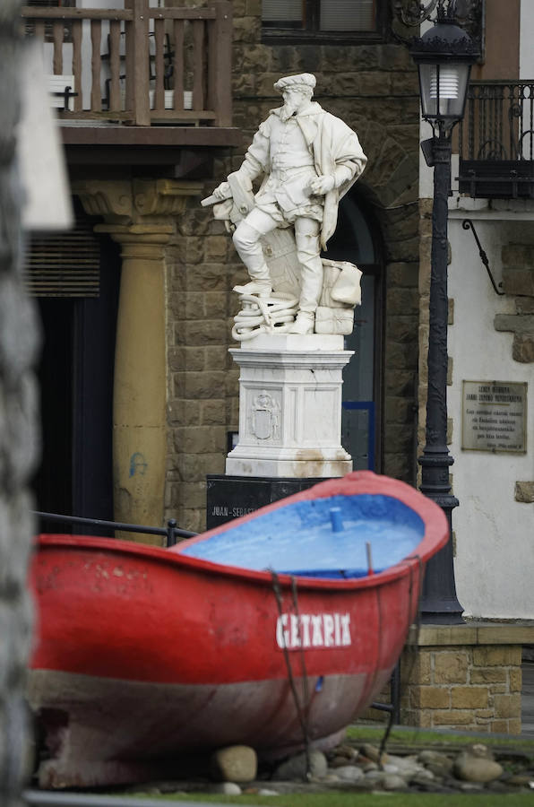 El Ministerio de Defensa tiene intención de erigir una estatua en memoria de Juan Sebastián Elcano en el centro de Madrid. El monumento está vinculado con los actos del quinto centenario de la expedición que dio la primera vuelta al mundo. Será la segunda efigie que recuerde al marino de Getaria fuera del territorio guipuzcoan. El primero está en Sevilla.