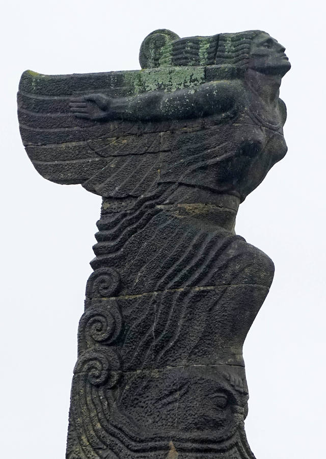 El Ministerio de Defensa tiene intención de erigir una estatua en memoria de Juan Sebastián Elcano en el centro de Madrid. El monumento está vinculado con los actos del quinto centenario de la expedición que dio la primera vuelta al mundo. Será la segunda efigie que recuerde al marino de Getaria fuera del territorio guipuzcoan. El primero está en Sevilla.