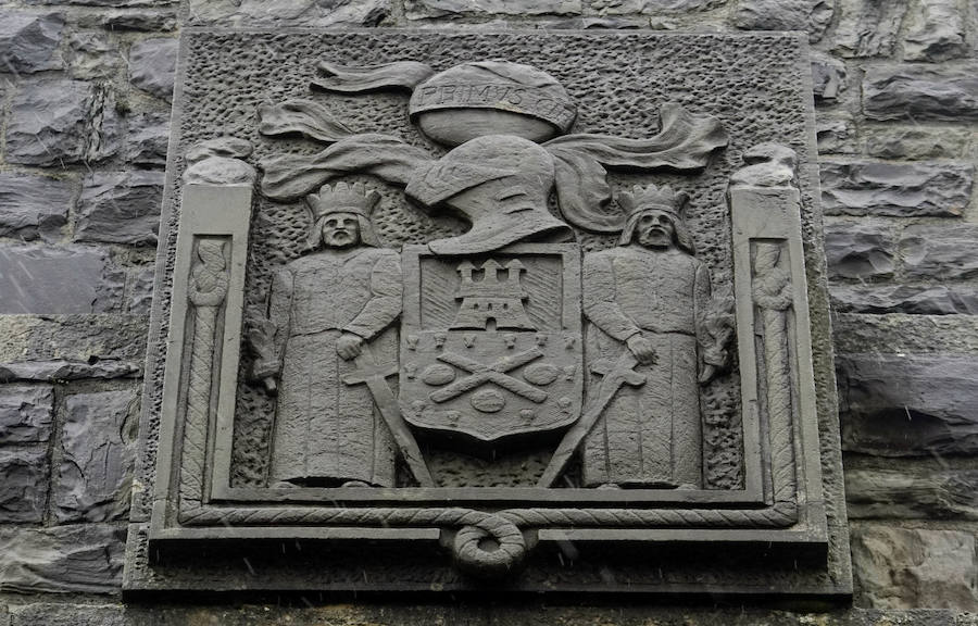 El Ministerio de Defensa tiene intención de erigir una estatua en memoria de Juan Sebastián Elcano en el centro de Madrid. El monumento está vinculado con los actos del quinto centenario de la expedición que dio la primera vuelta al mundo. Será la segunda efigie que recuerde al marino de Getaria fuera del territorio guipuzcoan. El primero está en Sevilla.