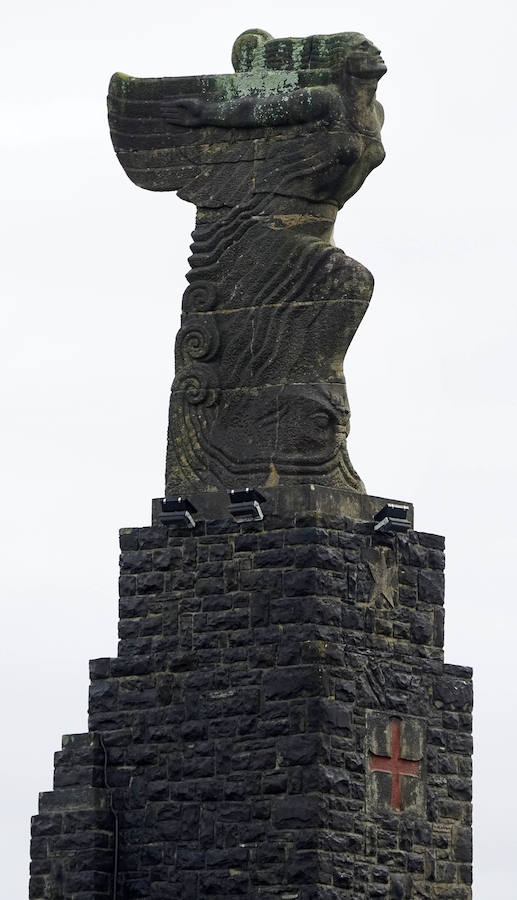El Ministerio de Defensa tiene intención de erigir una estatua en memoria de Juan Sebastián Elcano en el centro de Madrid. El monumento está vinculado con los actos del quinto centenario de la expedición que dio la primera vuelta al mundo. Será la segunda efigie que recuerde al marino de Getaria fuera del territorio guipuzcoan. El primero está en Sevilla.